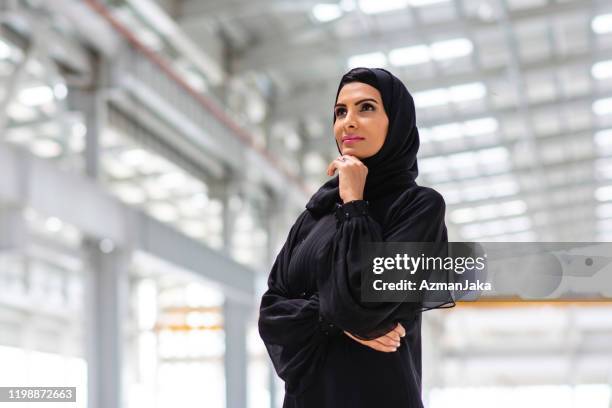 portret van contemplatief midden-oosters design professional - arab women stockfoto's en -beelden