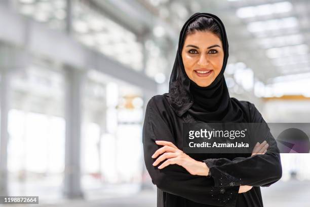 professionista fiducioso della costruzione femminile mediorientale - emirati arabi uniti foto e immagini stock