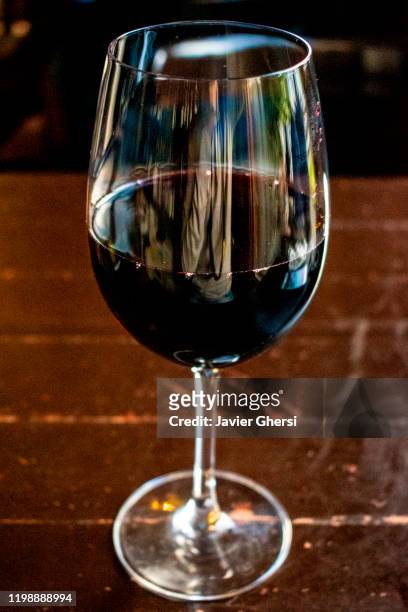 bebidas con alcohol: copa de vino tinto - copa de vino - fotografias e filmes do acervo