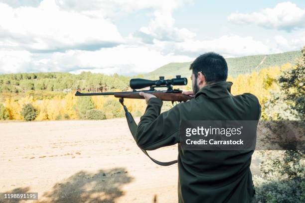 hunter man on the mountain with rifle - fusil fotografías e imágenes de stock