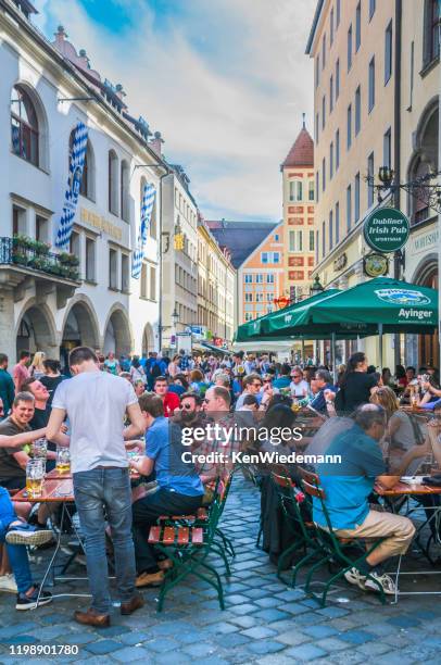 bei momenti alla hofbräuhaus - biergarten münchen foto e immagini stock