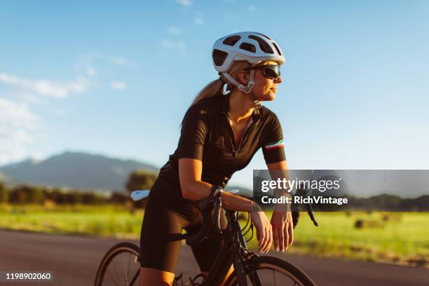 vrouwelijke rijrace fiets in de zomer - women on bike stockfoto's en -beelden
