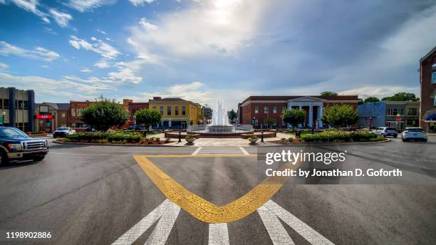 fountain square crosswalk - amerikaans dorpsleven stockfoto's en -beelden