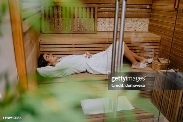 ホテルのサウナでくつろぐ若い女性 - sauna ストックフォトと画像
