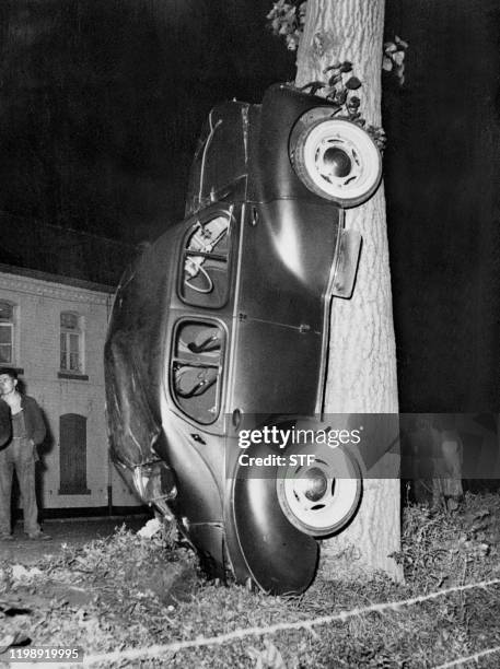 Photo taken on October 02, 1955 of a vehicle which, after having rolled over, stopped vertically against a tree, in Baisieux . The driver, a Lille...