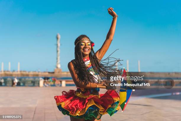 afro-tänzer in marco zero hält einen frevo regenschirm - brasilien stock-fotos und bilder