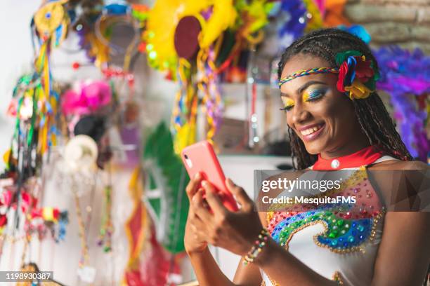 danser met smart phone - fiesta of san fermin stockfoto's en -beelden