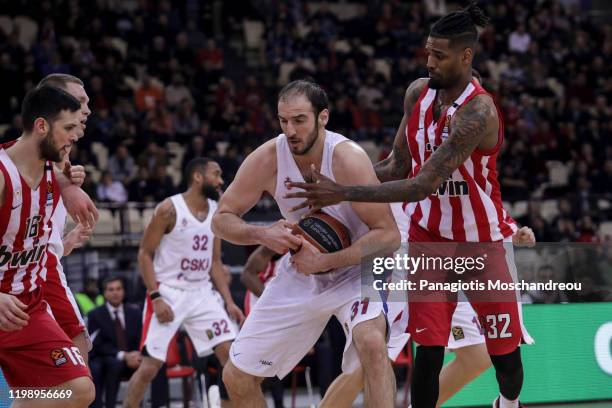 Ellis Octavius, #32 of Olympiacos Piraeus competes with Kosta Koufos, #31 of CSKA Moscow during the 2019/2020 Turkish Airlines EuroLeague Regular...