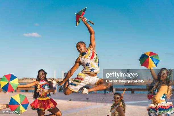 straßenkarneval - straßenmaler stock-fotos und bilder