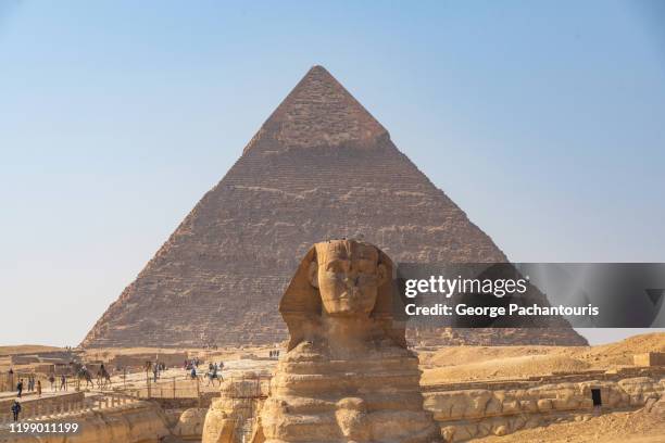 the pyramid of khafre and the great sphinx of giza, egypt - esfinge fotografías e imágenes de stock