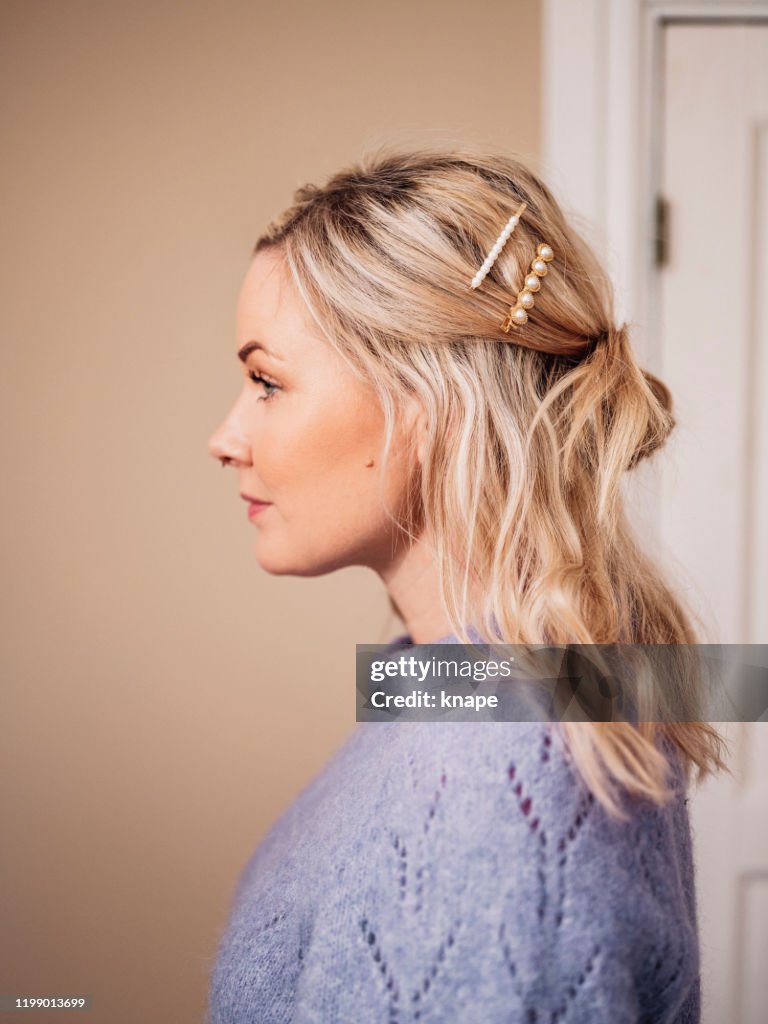 Frau Frisur mit modernen Haar-Accessoires