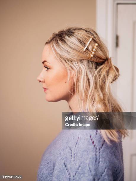 peinado de mujer con accesorios de cabello modernos - hairstyle fotografías e imágenes de stock