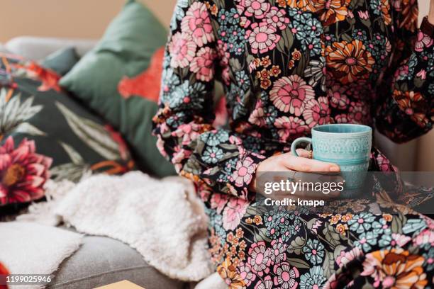 vrouw drinken koffie in bloemen jurk - floral pattern dress stockfoto's en -beelden