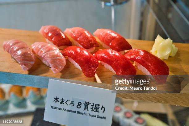 8 pieces assorted bluefin tuna sushi, tokyo - mauro tandoi fotografías e imágenes de stock