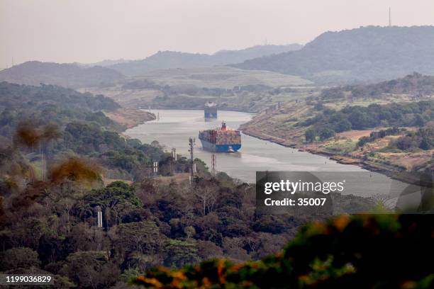 buques portacontenedores, canal panama, panama - estrecho descripción física fotografías e imágenes de stock