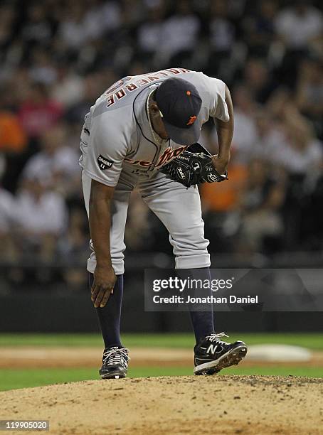 Jose Valverde of the Detroit Tigers prepares to pitch in the 9th inning against the Chicago White Sox at U.S. Cellular Field on July 26, 2011 in...