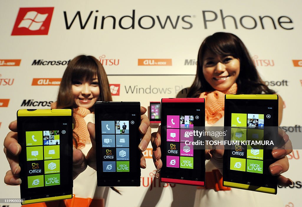 Models show off "Windows Phone IS12T" sm