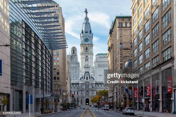 blick nach unten broad street, philadelphia - rathaus von philadelphia stock-fotos und bilder