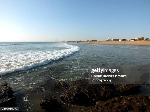 wavy waters of hawkesbay beach of karachi - port botany stock pictures, royalty-free photos & images