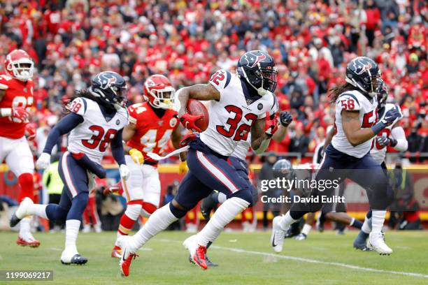 Lonnie Johnson Jr. #32 of the Houston Texans recovers and returns a blocked kick for a touchdown in the first quarter of the AFC Divisional playoff...