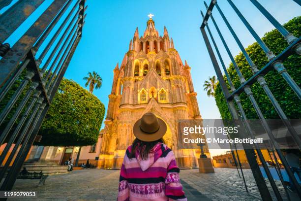 woman admiring the san miguel cathedral, san miguel de allende, mexico - san miguel de allende 個照片及圖片檔