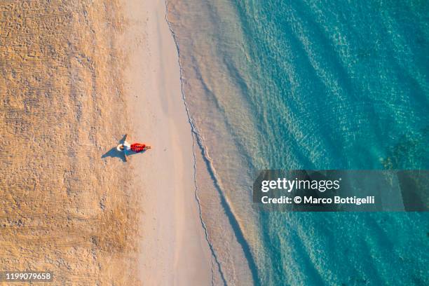 aerial view of tourist relaxing on beach of the caribbean sea, quintana roo, mexico - beach from above foto e immagini stock