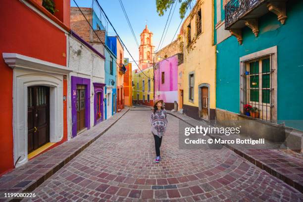 tourist strolling around guanajuato city's old town, mexico - américa central fotografías e imágenes de stock