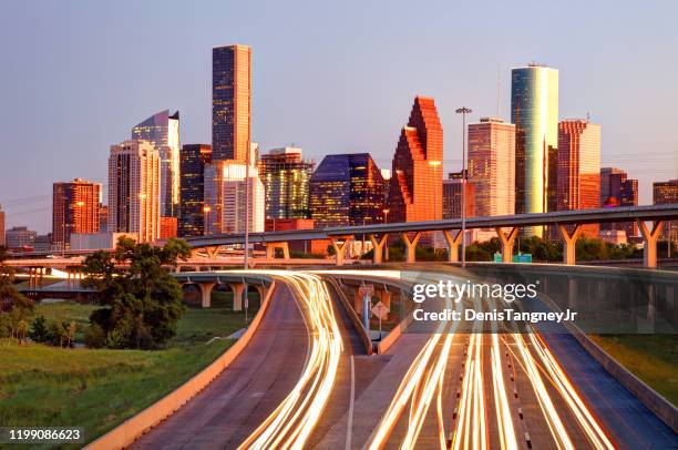 downtown houston, texas skyline - houston skyline stockfoto's en -beelden