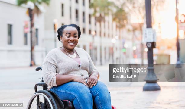 mujer afroamericana con espina bífida - silla de ruedas fotografías e imágenes de stock