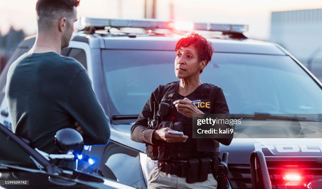 Poliziotta che prende una dichiarazione da giovane