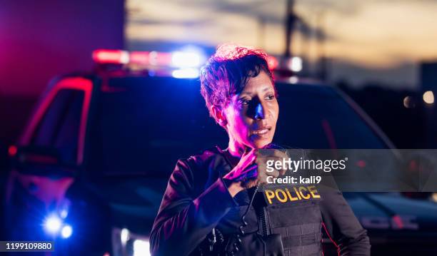 african-american policewoman talking on radio - mulher polícia imagens e fotografias de stock