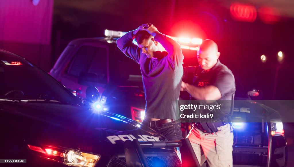 Politieagent die een arrestatie doet