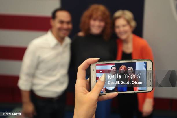 Democratic presidential candidate, Sen. Elizabeth Warren and former housing secretary Julian Castro pose for pictures with guests during a campaign...