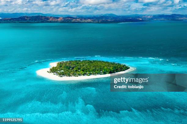 isla tropical - isla de tavarua fotografías e imágenes de stock
