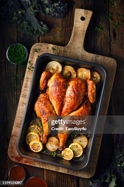 butterflied gebratenes huhn - chicken overhead stock-fotos und bilder