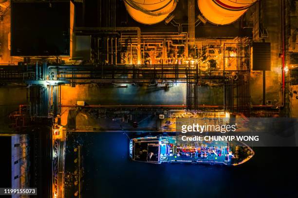 afgemeerd olietanker haven - bovenkleding stockfoto's en -beelden