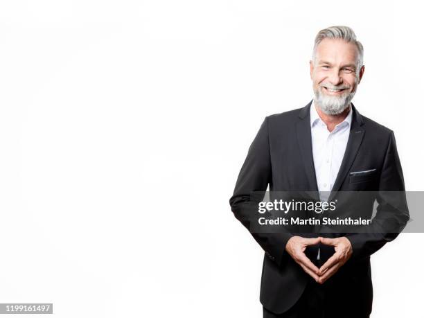 mann im anzug mit grauen haaren und bart - cool, smart und seriös - seriös imagens e fotografias de stock