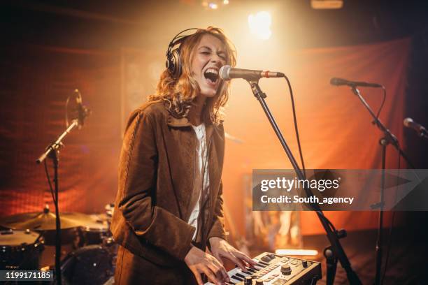 lady musiker spielt keyboard - keyboarder stock-fotos und bilder