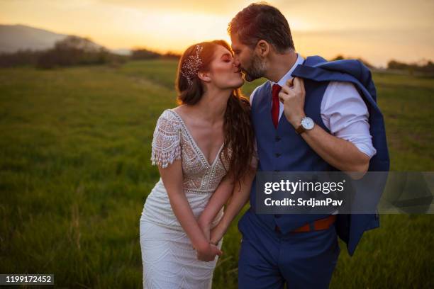 einmal im leben - hochzeitspaar stock-fotos und bilder