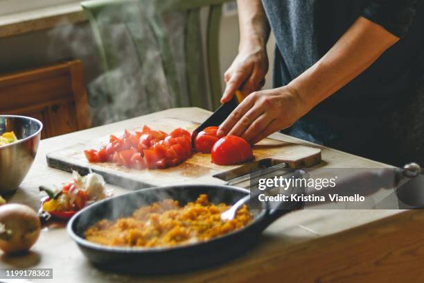 healthy cooking - doorknippen stockfoto's en -beelden