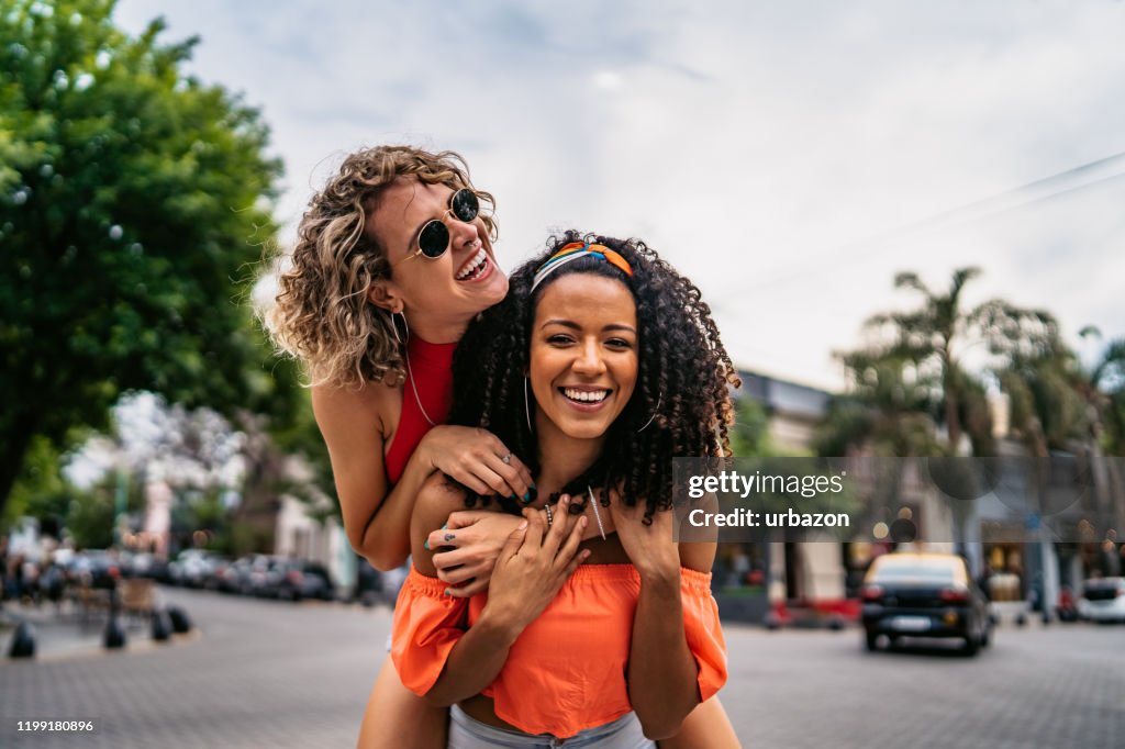 Dos hermosas mujeres divirtiéndose