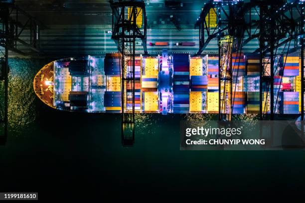 container schip in import export en business logistic, internationaal transport, business logistics concept, night view, hong kong - hong kong harbour stockfoto's en -beelden