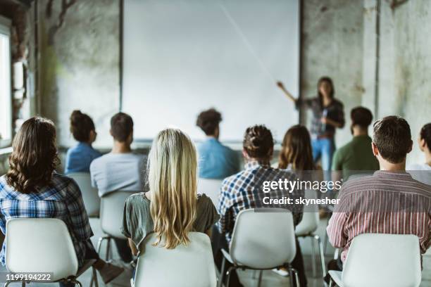 vista posteriore dei professionisti del design che hanno un corso di formazione in ufficio. - corso di formazione foto e immagini stock