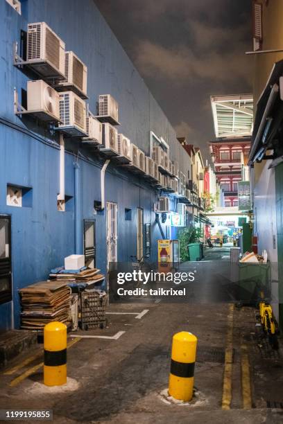 side street behind shops, singapore - singapore alley stock pictures, royalty-free photos & images