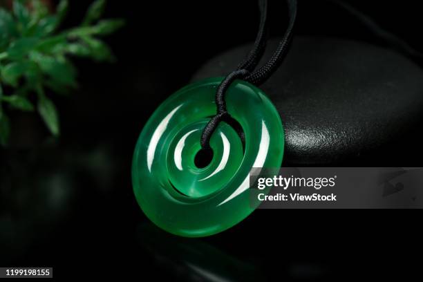 round jade pendant features - chinese collar stockfoto's en -beelden