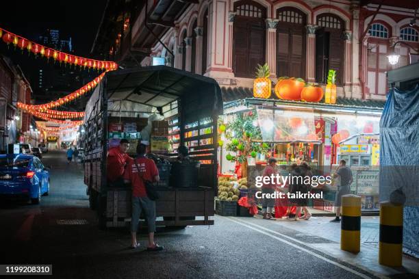 fruit and vegetable shop in chinatown, singapore - singapore night market stock pictures, royalty-free photos & images