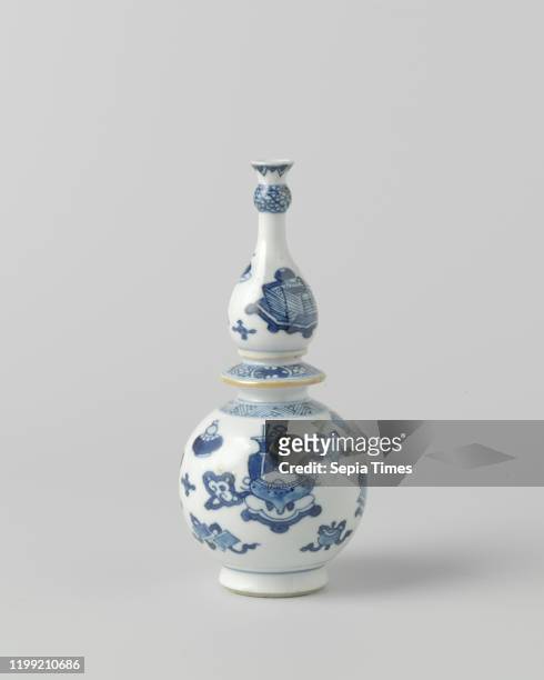 Bottle vase with antiquities, precious objects and auspicious symbols, Bottle-shaped porcelain vase with a convex body and pear-shaped neck with an...
