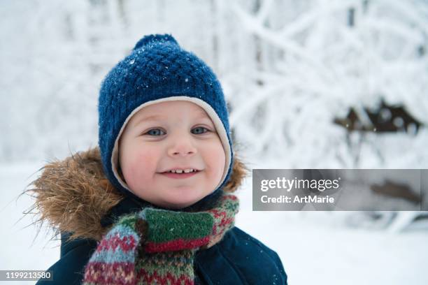 gelukkig kind in winterbos - happy toddler stockfoto's en -beelden