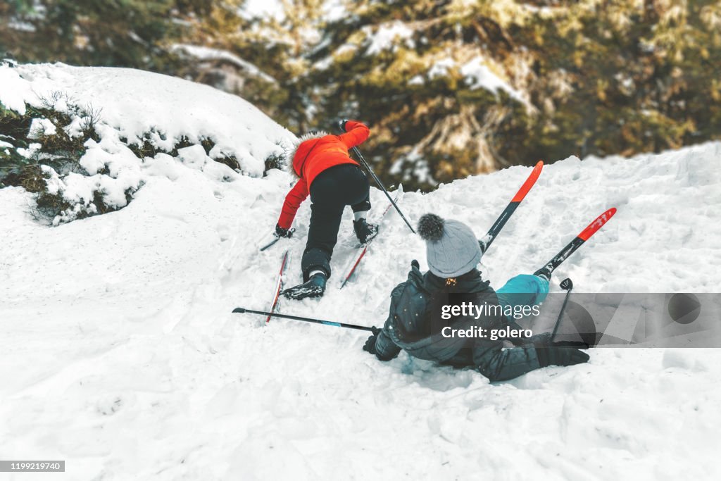 Twee kinderen op ski proberen te gaan heuvelopwaarts