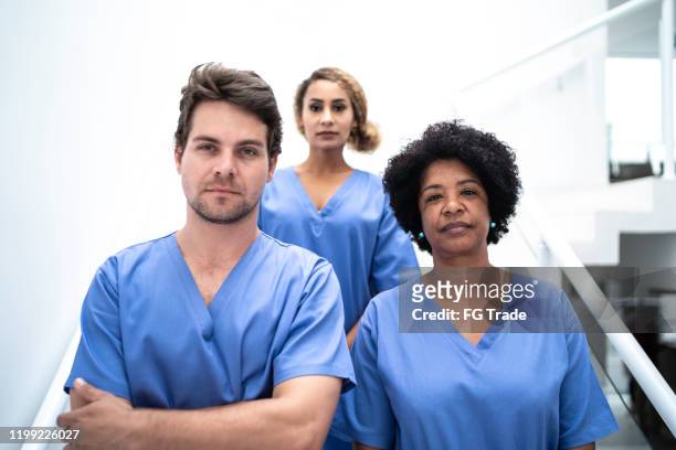 retrato do trabalho em equipe - enfermeiras no hospital - enfermeiros - fotografias e filmes do acervo
